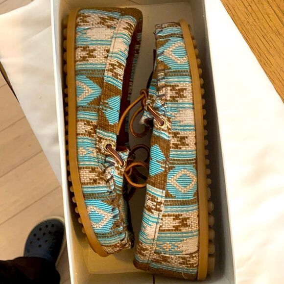 MINNETONKA SOUTHWESTERN MOTIF MOCASSINS.  … - Picture 7 of 8